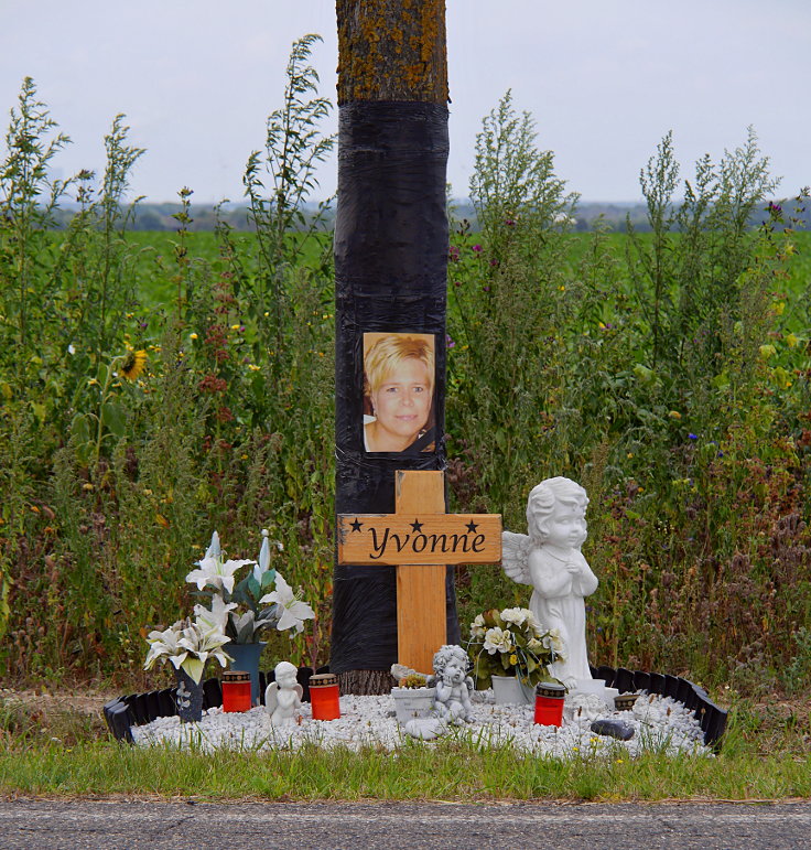 © www.mutbuergerdokus.de: Verkehrsopfer – Gedenkkreuze am Straßenrand