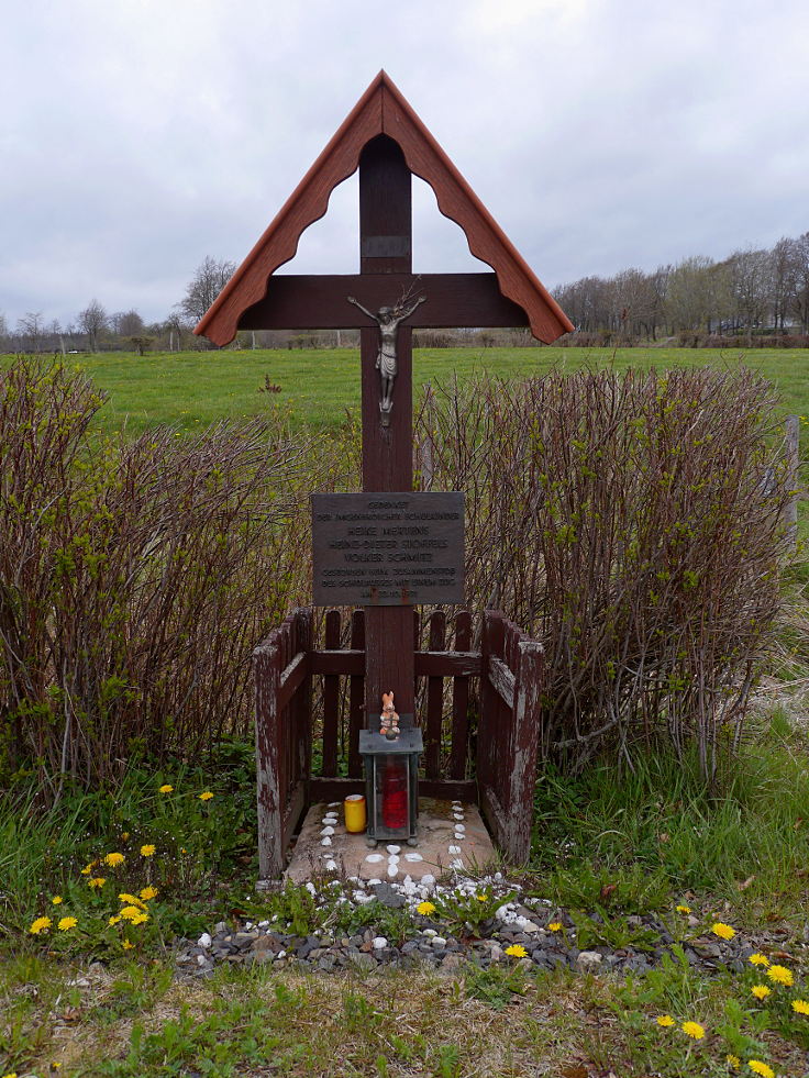 © www.mutbuergerdokus.de: Verkehrsopfer – Gedenkkreuze am Straßenrand