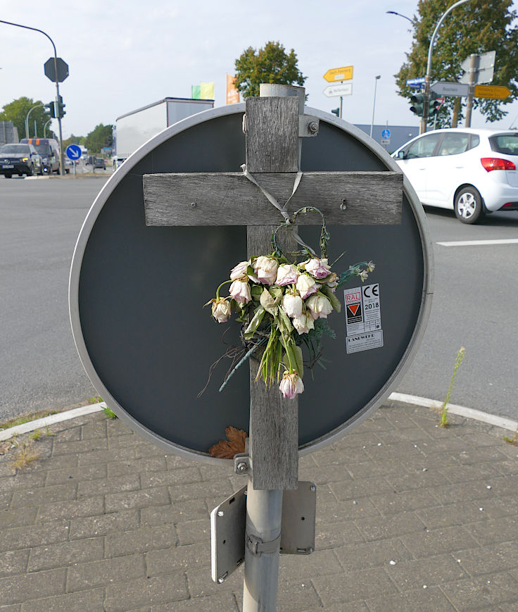 © www.mutbuergerdokus.de: Verkehrsopfer – Gedenkkreuze am Straßenrand