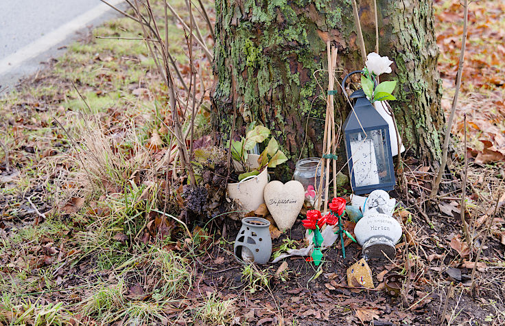 &copy; www.mutbuergerdokus.de: Verkehrsopfer &ndash; Gedenkkreuze am Stra&szlig;enrand