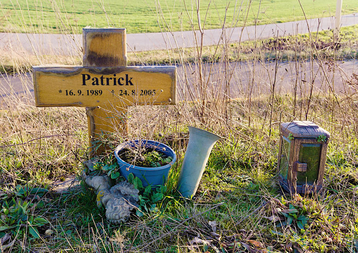 &copy; www.mutbuergerdokus.de: Verkehrsopfer &ndash; Gedenkkreuze am Stra&szlig;enrand