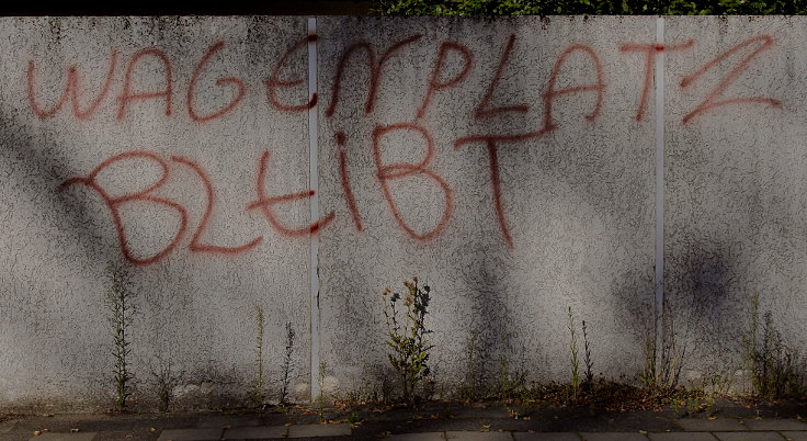Graffiti: 'WAGENPLATZ BLEIBT'