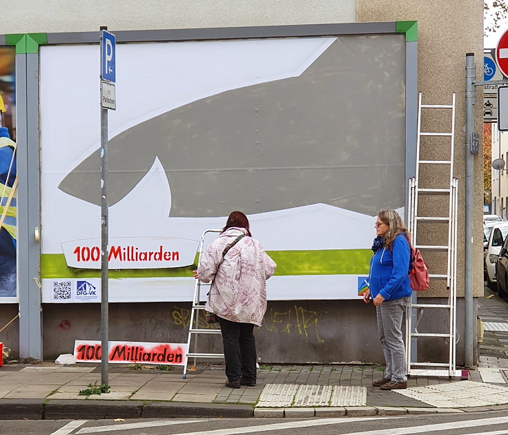 © www.mutbuergerdokus.de: Wilfried Porwol: Gestaltung einer Plakatwand in Krefeld