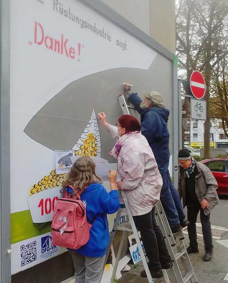 © www.mutbuergerdokus.de: Wilfried Porwol: Gestaltung einer Plakatwand in Krefeld