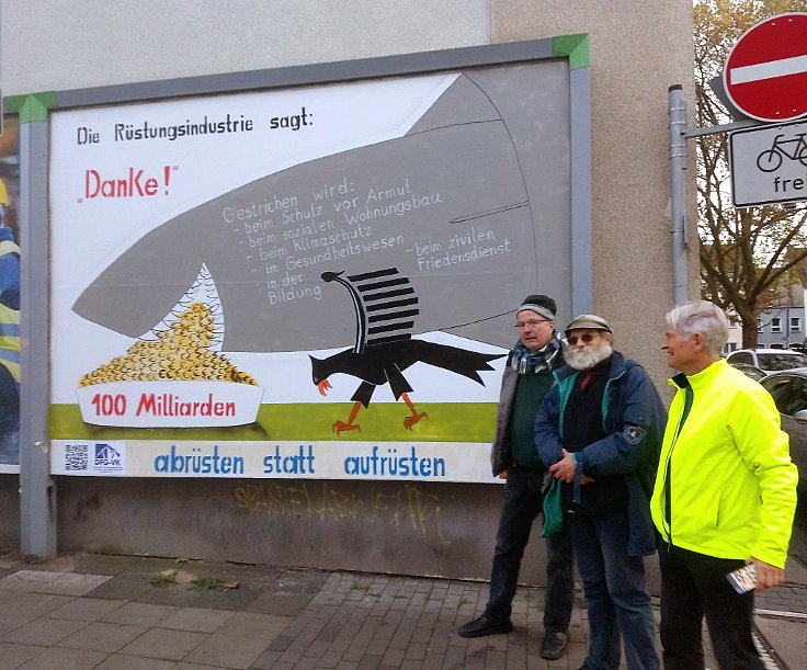 © www.mutbuergerdokus.de: Wilfried Porwol: Gestaltung einer Plakatwand in Krefeld
