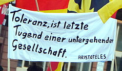 'Düsseldorf stellt sich quer' - Demonstration gegen Dügida am Hauptbahnhof