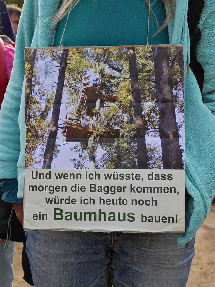 Schild: 'Und wenn ich wüsste, dass morgen die Bagger kommen, würde ich heute noch ein Baumhaus bauen!'