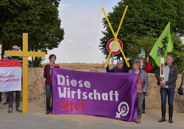 Banner: 'Diese Wirtschaft tötet'