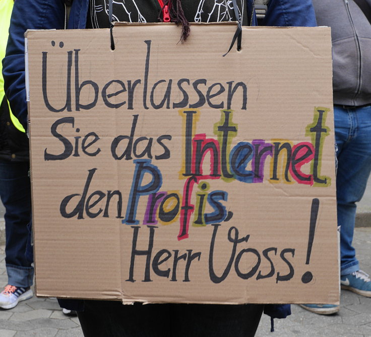Schild: 'Überlassen Sie das Internet den Profis, Herr Voss!' (2019)