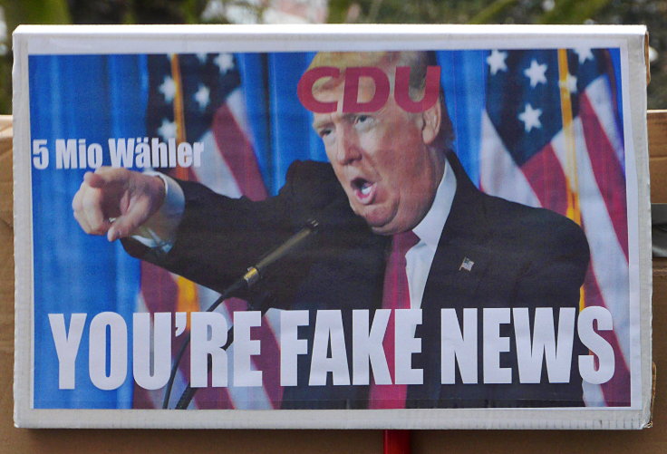 Schild: 'CDU: 5 Millionen Wähler - YOU'RE FAKE NEWS'