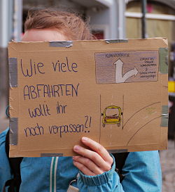 Demoschild: 'Wie viele ABFAHRTEN wollt ihr noch verpassen?!'