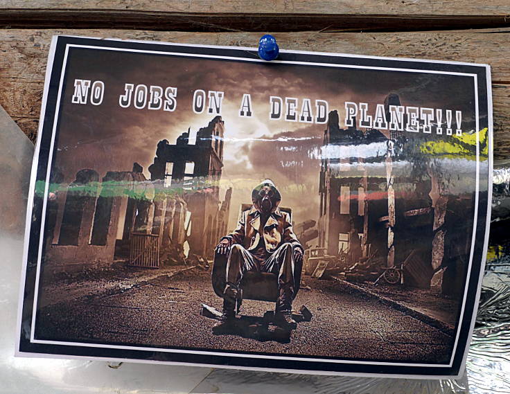 Postkarte: 'NO JOBS ON A DEAD PLANET!!!' (2016)