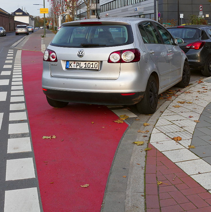 Parkrüpel blockiert Fahrradweg