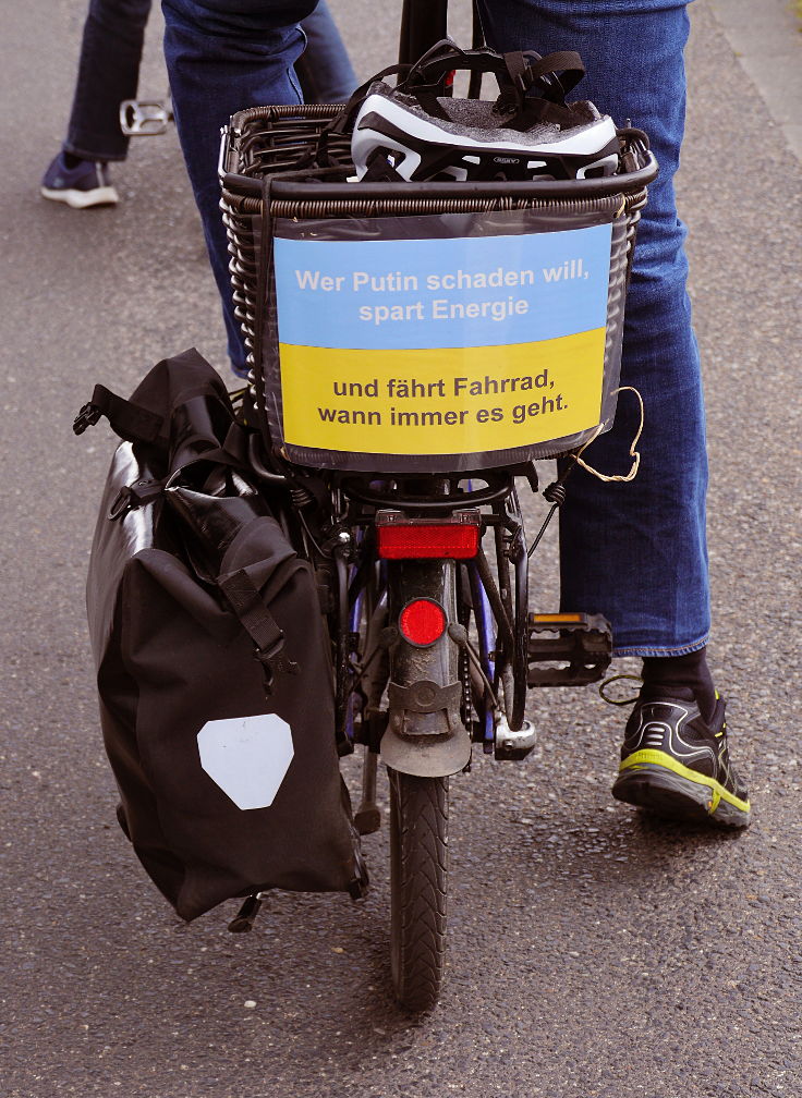 Plakat: 'Wer Putin schaden will, spart Energie und fährt Fahrrad, wann immer es geht.'