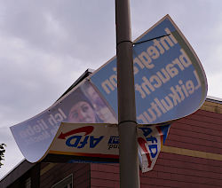 Demoschild: 'Antidemokraten ficken Deutschland'