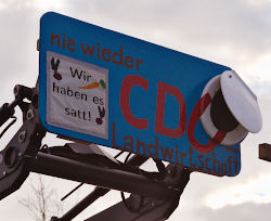 Demoschild: 'Wir haben es satt! nie wieder CDU Landwirtschaft'